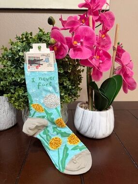 Funny hilarious crew socks Woman’s ‘I never fart’